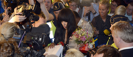 Loreen är hemma i Sverige igen. Många mötte henne på flygplatsen och ville ha autografer. Foto: Leif R Jansson/Scanpix