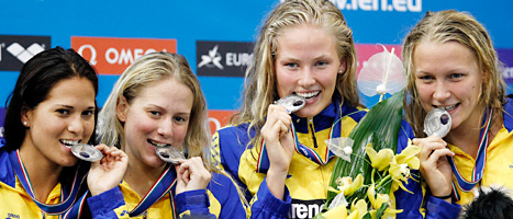 Här är tjejerna som tog silver i stafetten i sim-EM. Foto:Michael Sohn/Scanpix