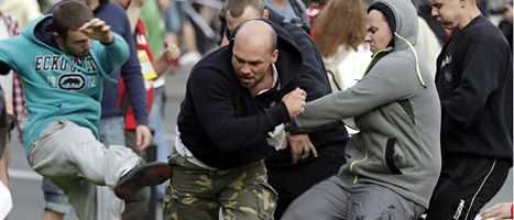Ryska och polska fotbolls-fans slåss i Warszawa. Foto. Scanpix