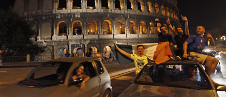 italienska fotbollsfans firar fotbollslagets finalplats.
Foto: Alessandra Tarantino/Scanpix