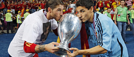 Sergio Ramos och Jesus Navas kysser EM-bucklan efter Spaniens storseger i finalen mot Italien. FOTO: Matthias Schrader/SCANPIX