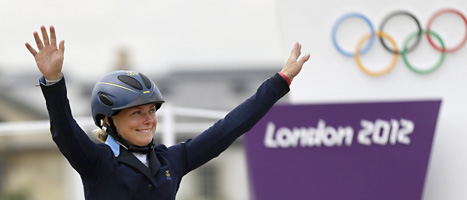 Sara Algotsson Ostholt jublar efter sitt OS-silver i hopptävlingen. FOTO: David Goldman/SCANPIX