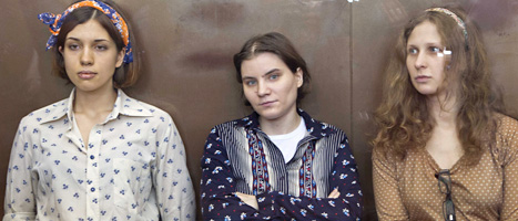 Den ryska rockgruppen Pussy riot i rätten. FOTO: Misha Japaridze/SCANPIX