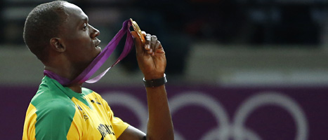 Usain Bolt med sin femte guldmedalj. Foto: Matt Dunham/Scanpix
