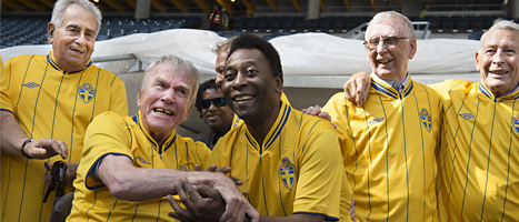 Svenske Agne Simonsson och brasilianska Pelé är några av spelarna från VM-finalen 1958 som är på Råsunda för att ta farväl av arenan. FOTO: Jonas Ekströmer/SCANPIX