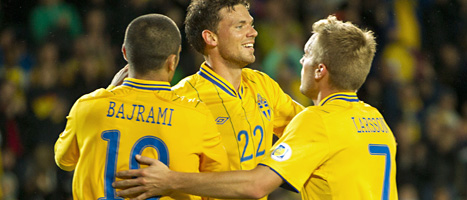 Marcus Berg kramas om av Emir Bajrami och Sebastian Larsson efter 2-0-målet mot Kazakstan. Foto: Göran Barkfors/Scanpix