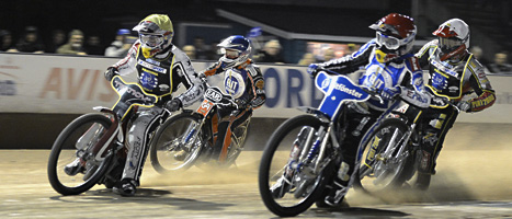 Jaroslaw Hampel från Vetlanda i röd hjälm ligger först. Vetlanda vann SM-finalen i speedway. Foto: Mikael Fritzon/Scanpix
