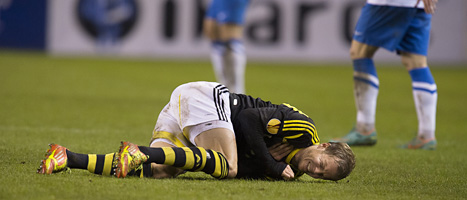 AIK-spelaren Per Karlsson gjorde sig illa. Foto: Jonas Ekströmer/Scanpix.