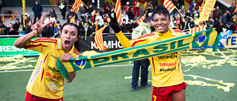 Tyresös spelare firar SM-guldet i fotboll. Foto: Andreas Hillergren/Scanpix.
