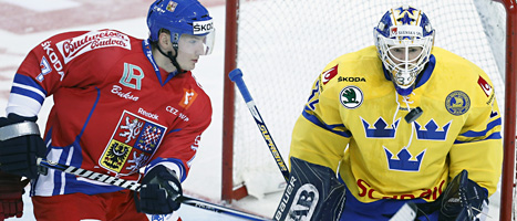 Sveriges målvakt Gustaf Wesslau räddar en puck i matchen mot tjeckien. Foto. David Josek/Scanpix.
