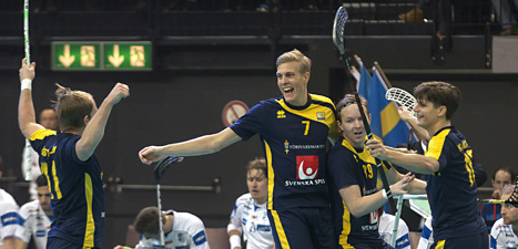 Sveriges innebandylag är bäst i världen. Här jublar de över ett mål av Martin Östholm. Foto: Salvatore Di Nolfi/Scanpix