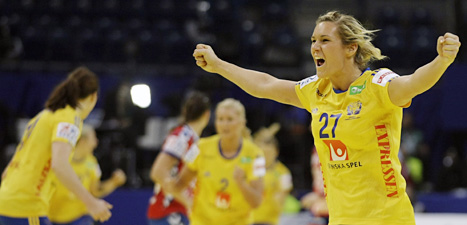 Sabina Jacobsen i svenska handbollslaget jublar efter ett mål mot Serbien. Foto: Marko Drobnjakovic/Scanpix 