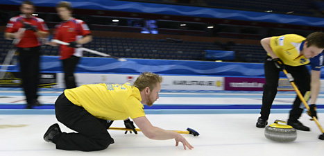 Sveriges Niklas Edin leder curlinglaget som kan ta EM-guld i helgen. Foto: Janerik Henriksson/Scanpix