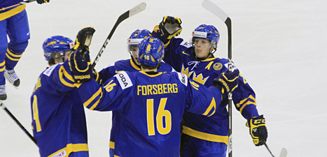 Filip Forsberg klappas om efter att han gjort Sveriges fjärde mål. Foto: Kathy Willens/Scanpix