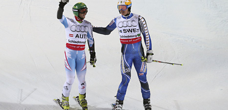 André Myhrer klappar om Philipp Schoerghofer från Österrike efter lagtävlingen i VM. Foto: Matthias Schrader/AP/Scanpix