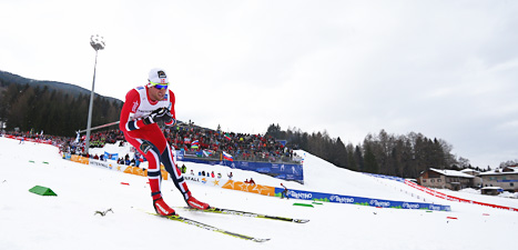 Petter Northug från Norge vann guld i herrarnas lopp på 15 kilometer i VM. Johan Olsson var tvåa. Foto: Giovann i Auletta/Scanpix.