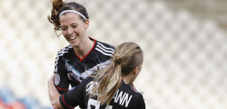 Lotta Schelin gjorde två mål när hennes lag Lyon vann mot Malmö i Champions League.