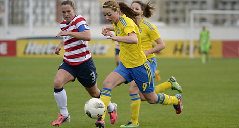 Kosovare Asllani med bollen i matchen mot USA. Foto: Jessica Gow/Scanpix.