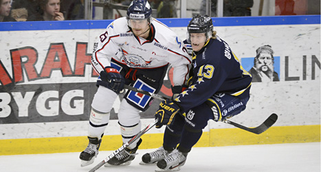 Hård kamp om pucken i matchen mellan HV 71 och Linköping. Foto: Mikael Fritzon/Scanpix.