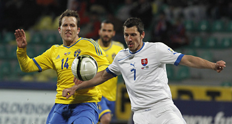 Tobias Hysén i kamp med en slovakisk spelare. Foto:Ronald Zak/Scanpix.