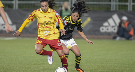 Marta och hennes lag Tyresö vann SM-guld i fotboll förra året. 
Många tror att laget blir mästare i år igen. Foto: Bertil Enevåg/Scanpix.