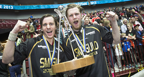 Faluns Alexander Galante Carlström och Rasmus Enström jublar över SM-guldet i innebandy. Foto: Andreas Hillergren/ Scanpix.