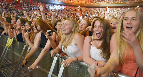 Stämningen var på topp när publiken fick se idolen Justin Bieber på scenen i Globen i Stockholm. Foto: Leo Sellén/Scanpix.
