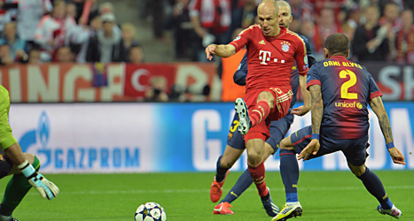 Bayernsspelaren Arjen Robben skjuter mot mål i matchen mot Barcelona.
Foto: Kerstin Jonsson/Scanpix.