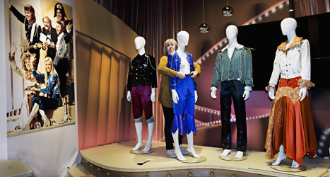 Ing Marie Halling håller på att förvandla fyra skyltdockor 
till gruppen Abba. Abba-museet i Stockholm öppnar på tisdag.
Foto: Lars Pehrson/Scanpix.