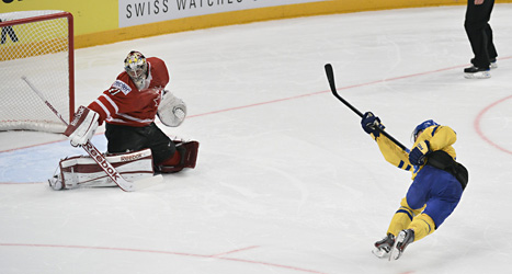 Fredrik Pettersson skjuter mål och avgör kvartsfinalen mot Kanada i ishockey-VM. Foto: Anders Wiklund/Scanpix.