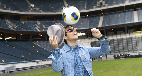 Erik Saade på Friends Arena i Stockholm. Där kommer finalen i fotbolls-EM att spelas i sommar. Erik Saade har gjort en speciell EM-låt. Bild: Bertil Enevåg Ericson/Scanpix. 