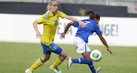 Elin Magnusson kämpar om bollen med Marta Från Brasilien.
Foto: Claudio Bresciani/Scanpix.