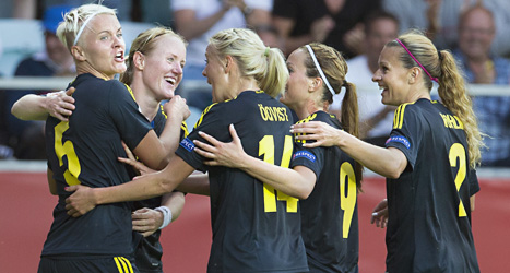 Glada svenska spelare firar Nilla Fischers mål i matchen mot Finland.
Foto: Björn Larsson Rosvall/Scanpix.