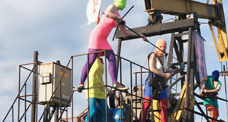 Gruppen Pussy Riot protesterar mot Rysslands president Vladimir Putin
och oljeindustrin. Foto: Ap/Scanpix.