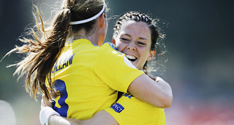 Lotta Schelin och Kosovare Asllani kramar om varandra efter mål 
mot Island i EM.
