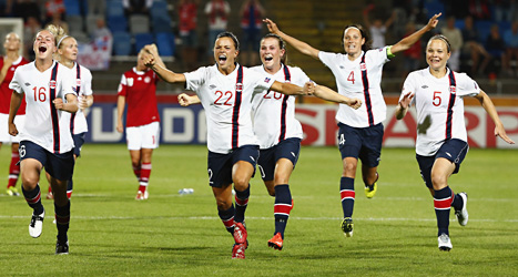 Norges spelare jublar över segern mot Danmark i fotbolls-EM. Foto: Stefan Jerrevång/Scanpix.
