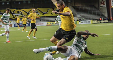 Elfsborgs James Keene i kamp med Celtics Kelvin Wilson. Foto: Björn Olsson /Scanpix