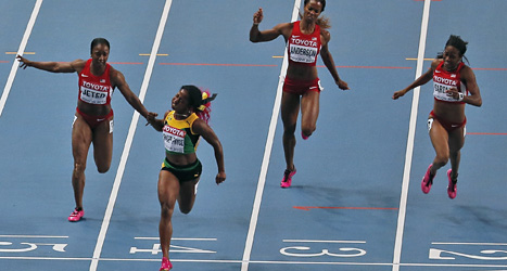 Shelly-Ann Fraser-Pryce från Jamaica sprang över mållinjen långt före de tre löparna från USA. Foto: Maya Alleruzzo/AP/Scanpix.
