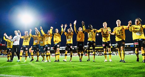 Mjällbys spelare jublar efter segern över Helsingborg. Foto: Patric Söderström /Scanpix