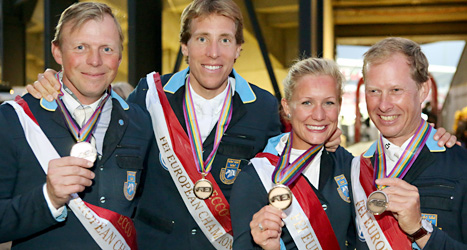 Jens Fredricson, Henrik von Eckerman, Angelica Augustsson och Rolf-Göran Bengtsson med sina medaljer. Foto: Roland Thunholm /Scanpix
