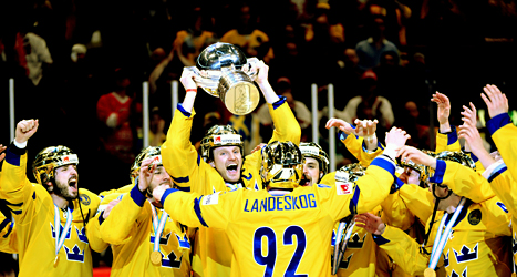 Sverige firar segern i hockey-VM 2013. Nästa år spelas ishockey-VM i 
landet Vitryssland. Foto: Fredrik Sandberg/Scanpix.