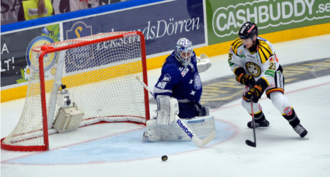 Bill Sweatt är på väg att göra 3-1 för Brynäs i matchen mot Leksand.
Foto: Nisse Schmidt/Scanpix.