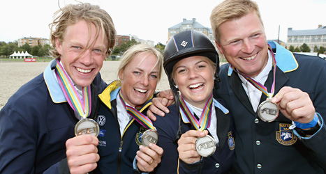 Glada svenska ryttare visar upp sina EM-medaljer. Foto: Roland Thunholm/Scanpix.