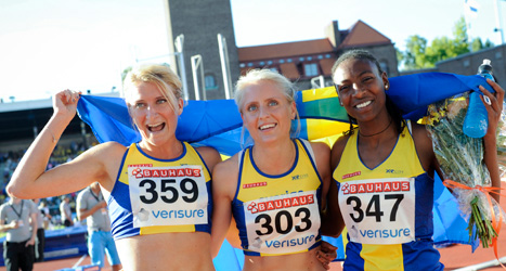 Sverige vann stort mot Finland i Finnkampen i helgen. 
Sofia Åberg, Linn Nilsson och Abeba Aregawi firade segern efter damernas lopp på 1500 meter. Foto: Erik Mårtensson/TT