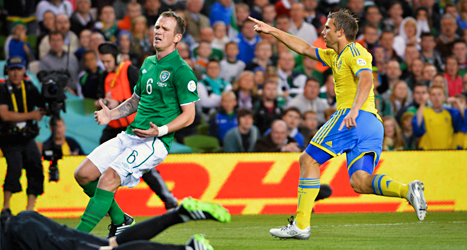 Anders Svensson från det svenska laget gjorde 2-1 mot Irland och såg till att Sverige vann den viktiga matchen. Till vänster på bilden är Glenn Whelan från Irland. Han blev inte lika glad. Foto: Jonas Ekströmer/TT
