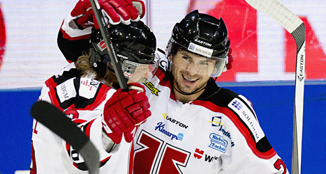 Örebros spelare firar ett av målen mot Frölunda. Foto: Adam Ihse/Scanpix.