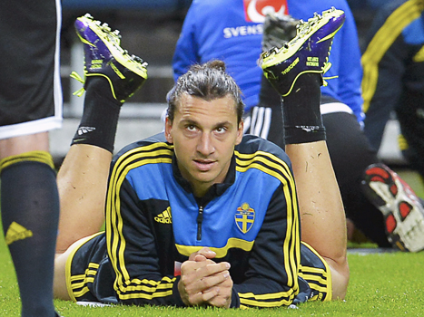 Sveriges superstjärna Zlatan laddar för kvällens match mot Österrike.
Foto: Jonas Ekströmer/TT