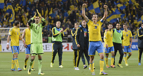 Det svenska laget tackar publiken efter matchen mot Österrike. 
Foto: Bertil Enevåg Ericson/TT