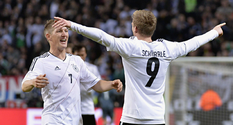 Tyska spelare jublar över mål. Tyskland vann med 5-3 mot Sverige 
i VM-kvalet i fotboll. Foto: Anders Wiklund/Scanpix.