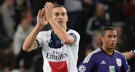 Zlatan klappar i händerna åt publiken i matchen mot Anderlecht. Foto: Geert Vanden Wijngaert/Scanpix.